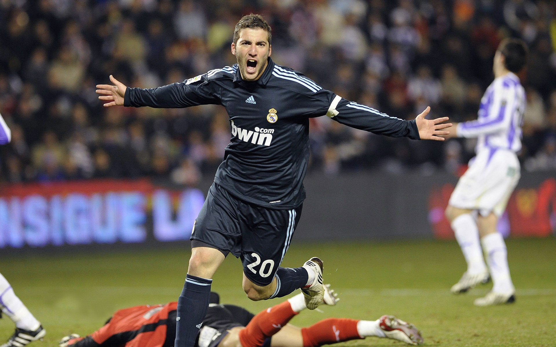 法国泳将打破尘封十年世界纪录 奥运前夕再创泳坛奇迹